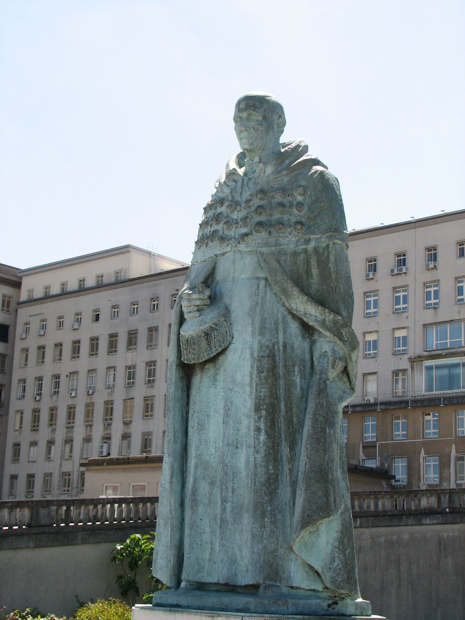 Antonio Egas Moniz's monument, Lisbon - 04.JPG